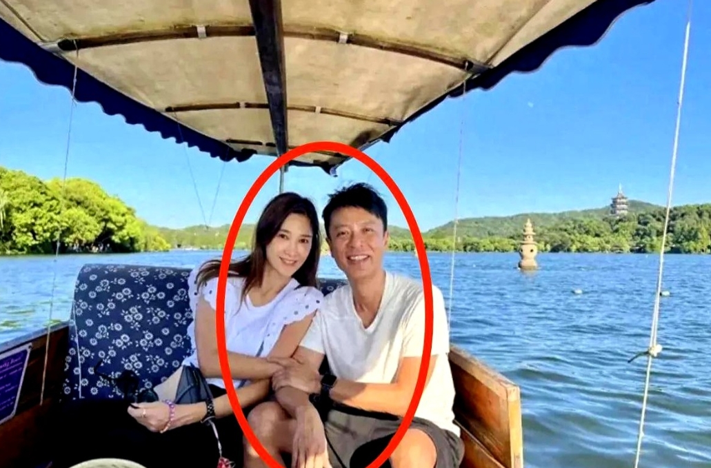娱乐圈夫妻状态又成焦点！51岁李克勤携妻子游西湖被拍，素颜出镜的卢淑仪皮肤紧致，
