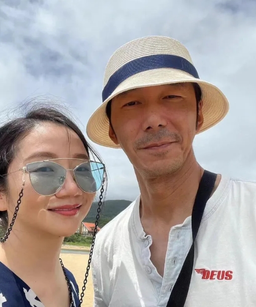 我本来不理解李李仁
娶谁不好，偏偏要娶陶晶莹
直到看到他们俩最近的合照，一下子我