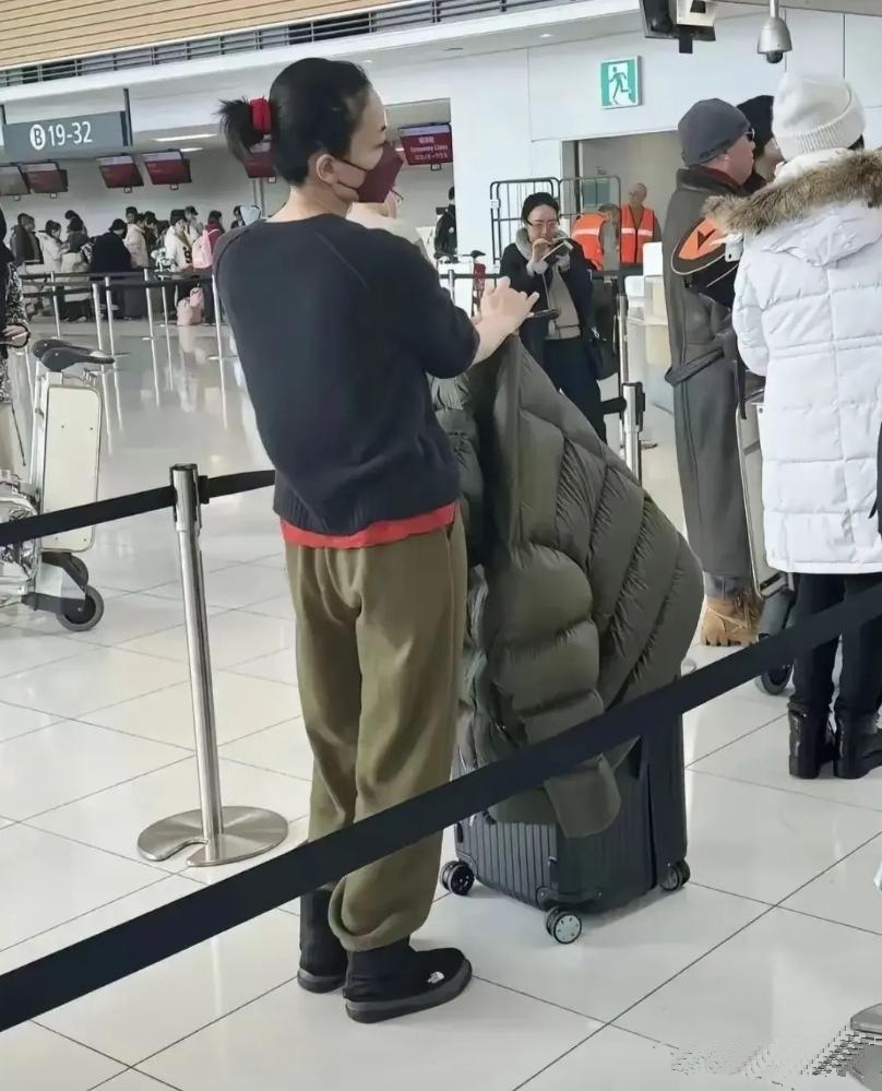 王菲就是行走的衣服架子，无论穿什么都很有气质。
最近的机场照片，她穿的很随性，没