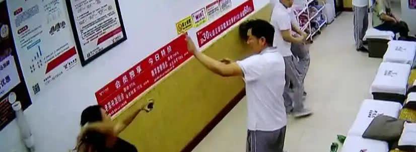 湖南一女子在修脚时发现，技师没有完成全部流程，便要求技师继续。不料，技师一句话，