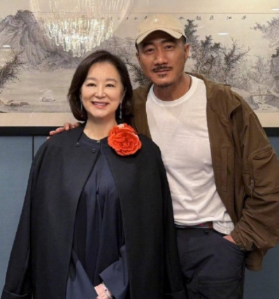 70岁的林青霞和胡军夫妻，岁月从不败美人