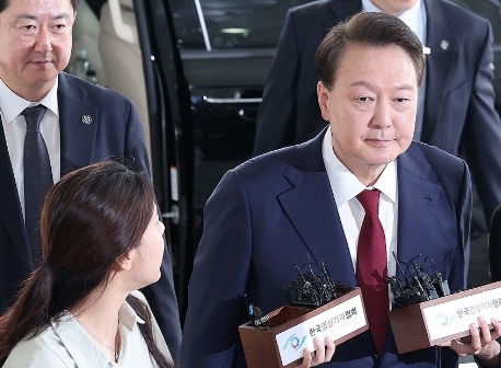 韩国前总统尹在18日接受法院关于是否继续拘留的必要性审查时，亲自出庭恳请释放，并