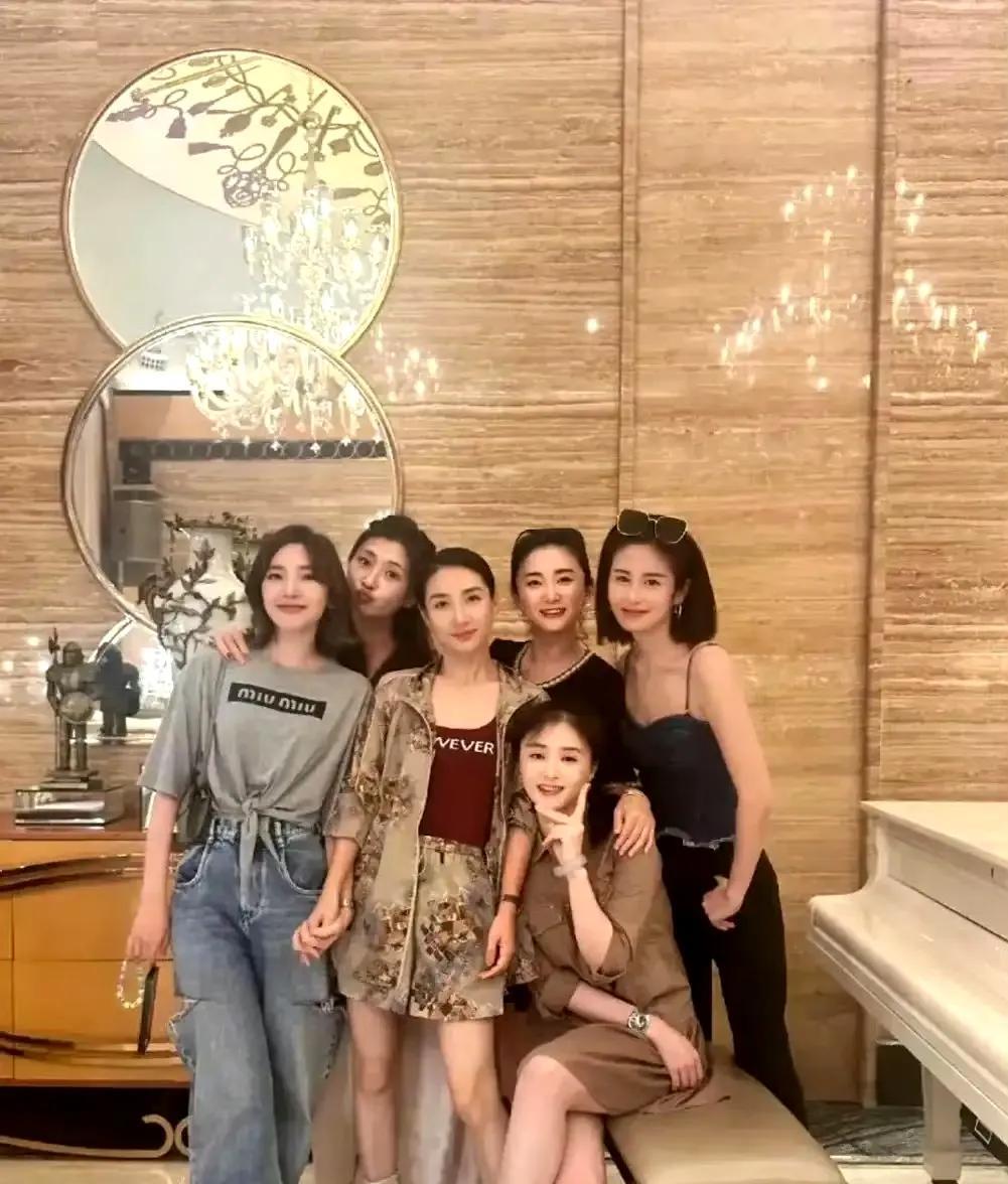 对比下来
蒋欣最显小
颖儿居然是最好看的