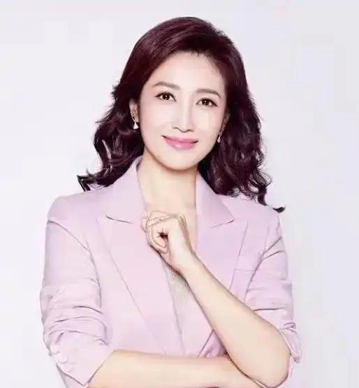 著名主持人刚强向春妮求婚，春妮说：“结婚可以，但我要丁克，我不会给你生孩子的。”