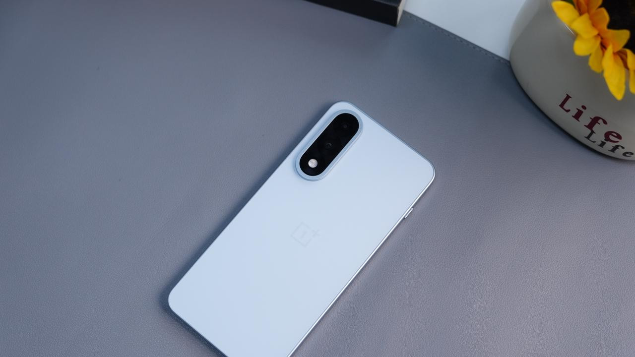 一加 Ace 5 至尊版玩游戏，这机子是专业的