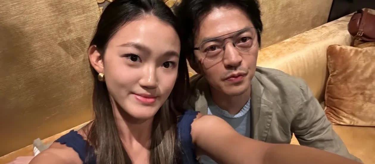 50岁的李健近日和网友的合影，他的脸看起来红红的像是在包间唱歌或者餐厅吃饭。
