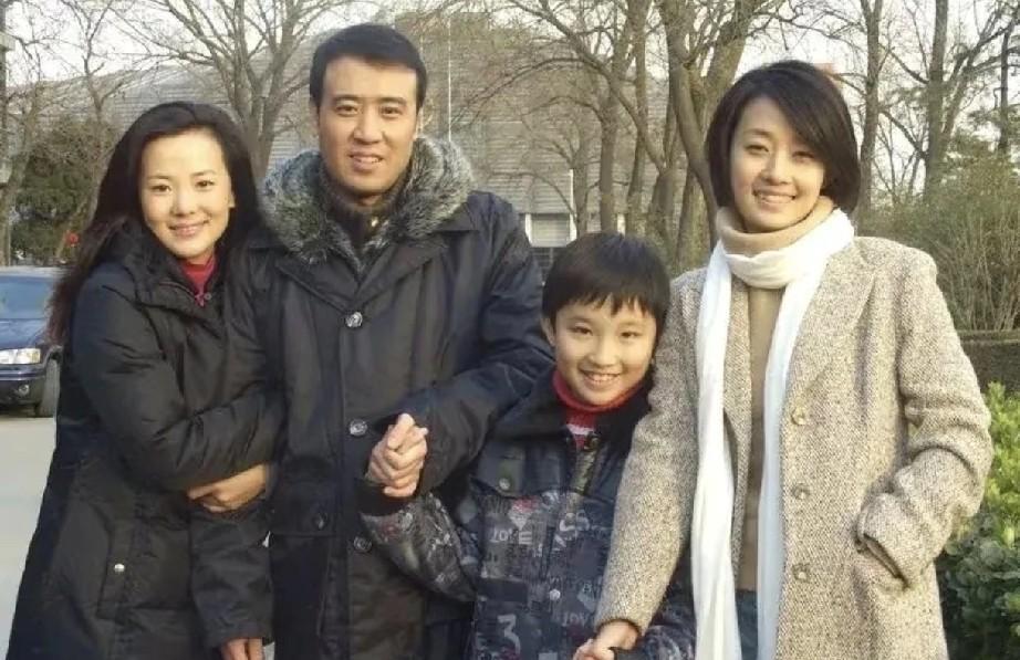 咏梅是一位自带高贵与祥瑞气场的女性。她在娱乐风风雨雨数十载，拍出诸多令人印象深刻