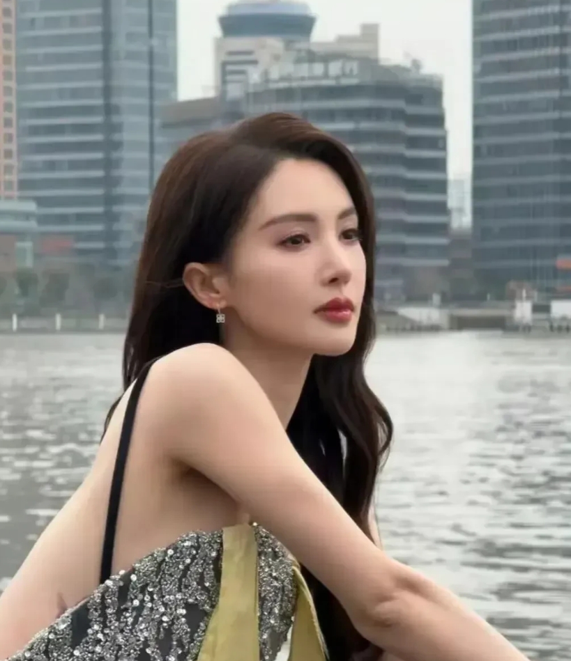 这样的女明星，不要彩礼也没多少人想娶吧。哈哈哈