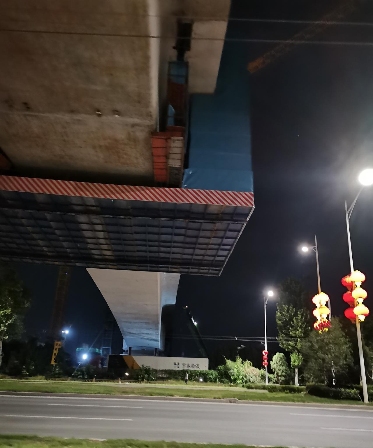 雄忻高铁跨朝阳大街的桥合笼了，一年多了吧，从桥蹲开始，这跨度有60米。这修桥机从