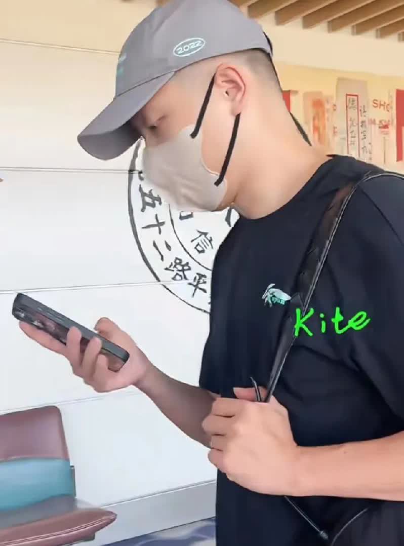 出发厦门的许昕，
实话实说，
变化有点大，
看了半天才认出来，
说不出哪