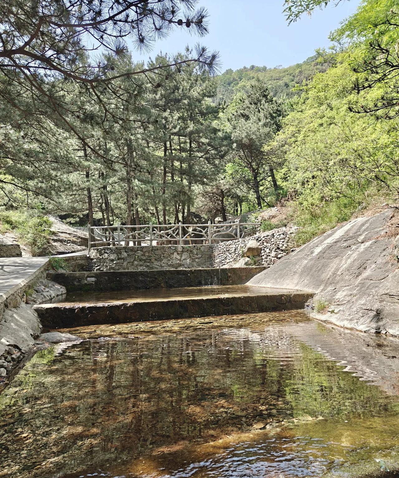 河北唐县有个风景点，下边差上边好，这不合常理呀！最近开车从阜平回宣化，半路上通过