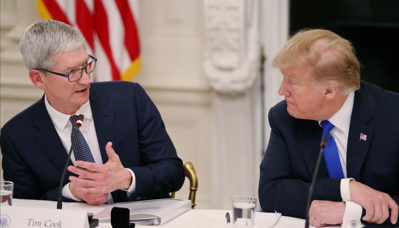 苹果公司宁愿交罚款，也不搬回美国生产
特朗普要对苹果公司加税25%，逼库克支持他