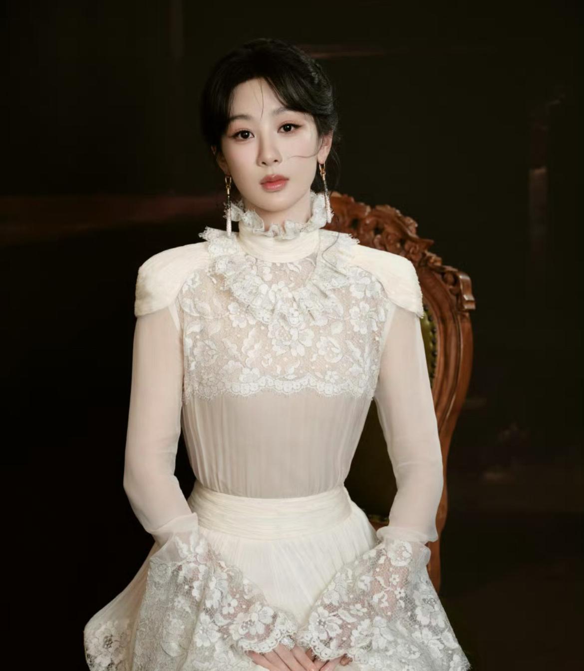 不是我说啊，她这衣服，没几个人能驾驭啊
幸好杨紫是天鹅颈，但凡脖子短点的穿这件都