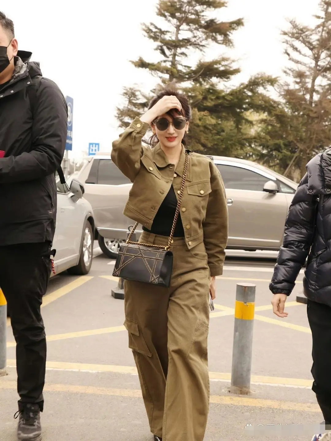 赵雅芝终于不扮嫩了！穿军绿色短外套+阔腿裤，时髦减龄又洋气！这气质特别的好。