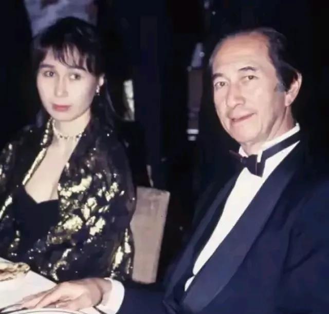 赌王1999年生得何超欣，何超凤1995年生得何锶珩。何锶珩比何超欣大4岁，论辈