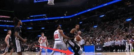 文班亚马伤情只是挫伤，并无大碍！马刺队记报道：文班亚马返回更衣室后队医进行了检查