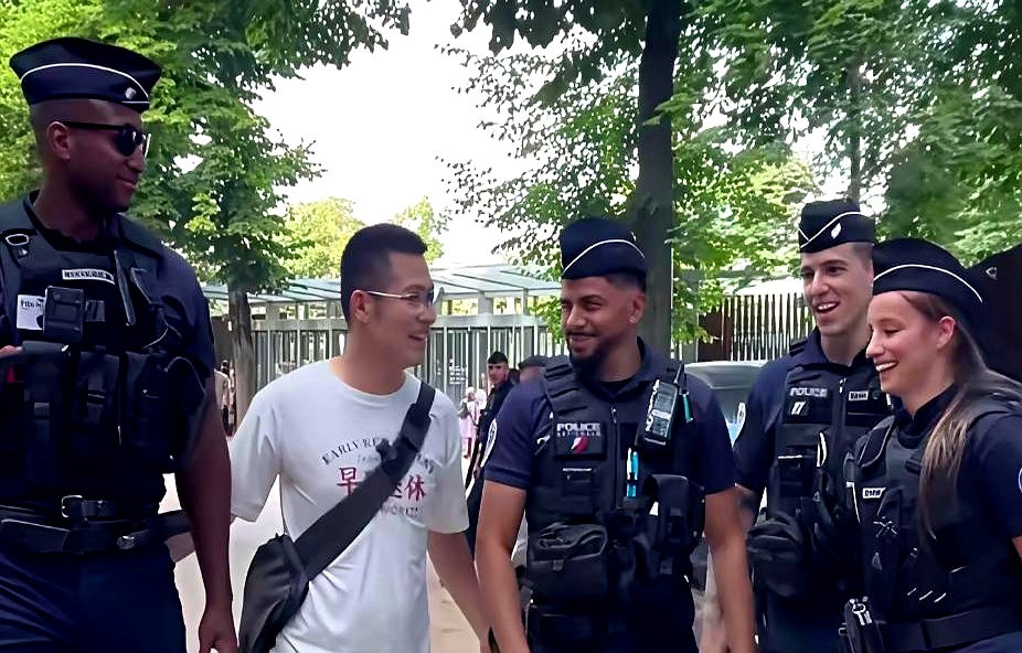 有个段子说，一个烟鬼在国外找巡逻士兵借火，士兵乐了：“你是同胞吧？”  为啥？因