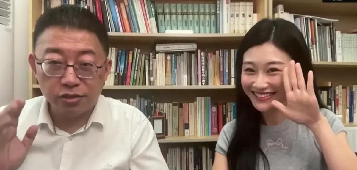 一个笑容竟让两位政论大佬当场熄火！最近沈逸和蔡正元因立场问题隔空互怼，火药味十足