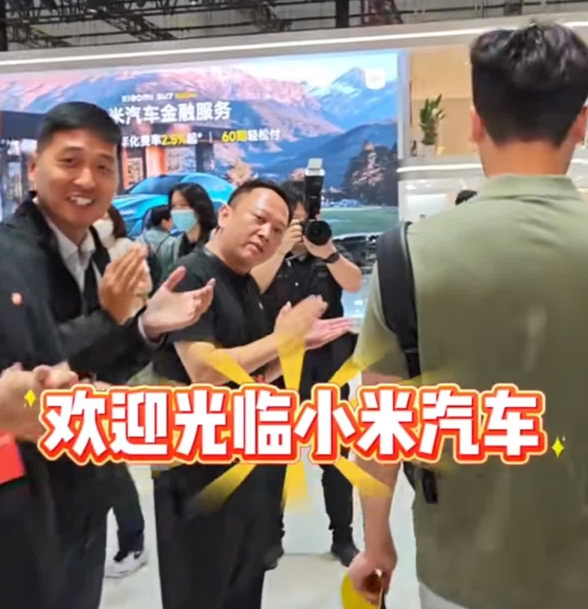 上海车展被挤爆！雷军人没到，粉丝却为小米排了35分钟长队？

你敢信？上海车