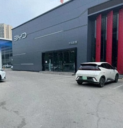 你敢信？山东最大比亚迪经销商一夜关门，25家4S店人去楼空，车主预付款打水漂！王