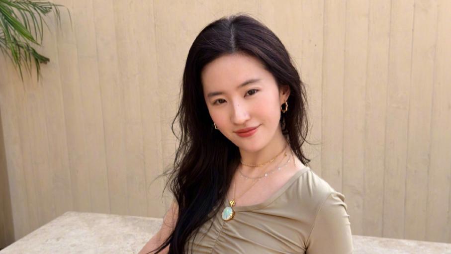 刘亦菲晒新照：素颜出镜面色红润状态佳，露肚脐装秀马甲线