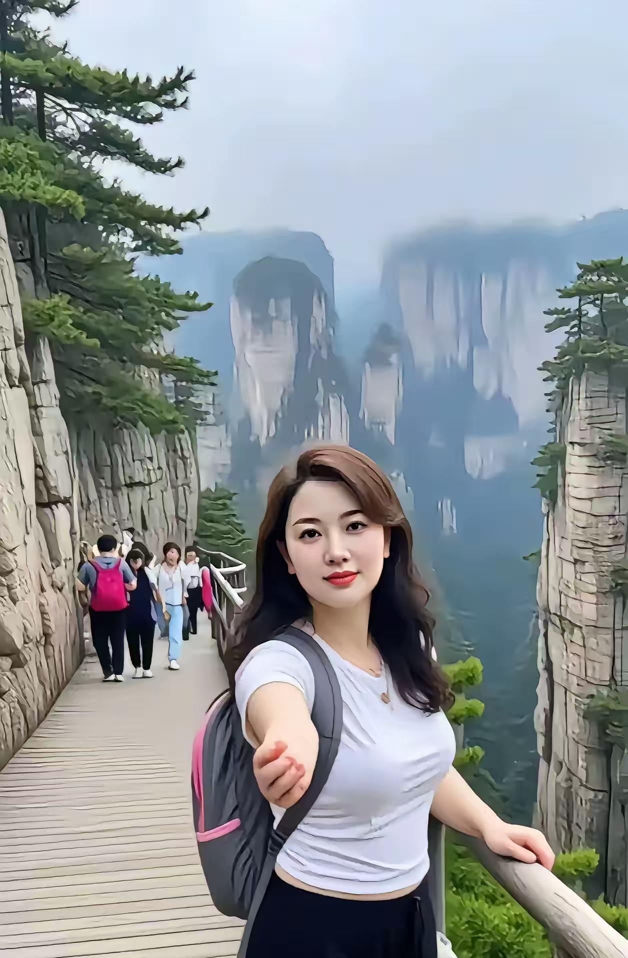 金字经·山中佳人
白衫深山立，
发披姿韵奇。
脸圆鼻高肤若脂。
迷，甜颜笑意痴。