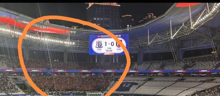 申花主场对待客队球迷的大度海港和其他主队值得学习！我们看到昨天蓉城是客场比赛，按