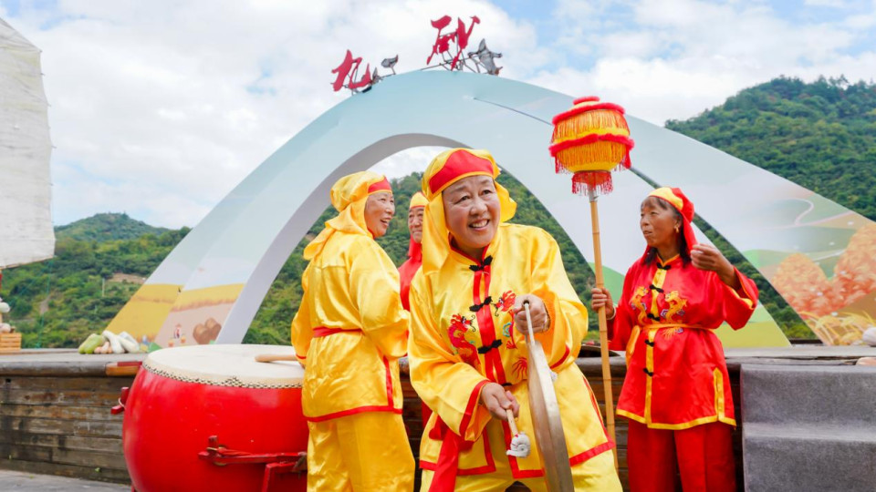 九砂晒秋：鱼龙欢腾迎丰收，五彩徽州映秋光