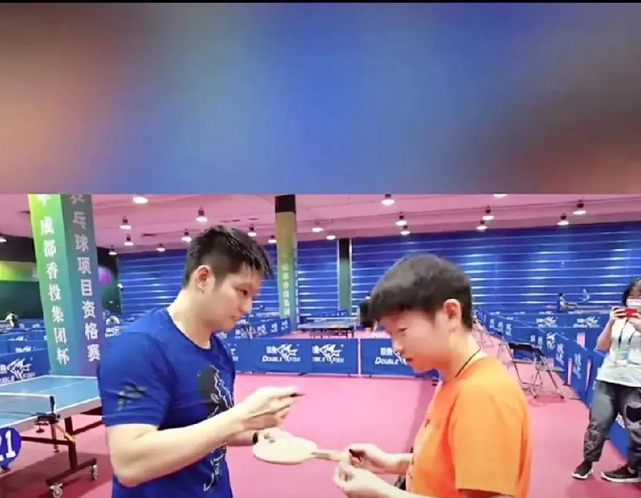 国乒有爱瞬间：孙颖莎的迷妹时刻
在国乒的大家庭里，总有一些瞬间能温暖我们的心。
