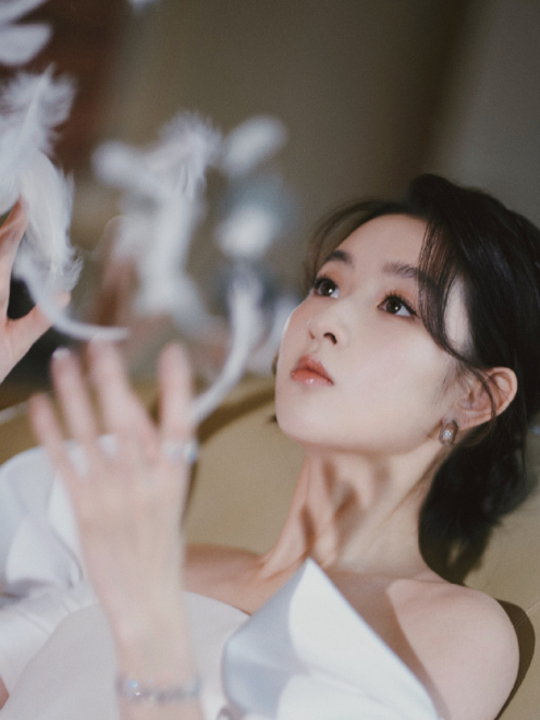 王玉雯的优雅穿搭，纯白的烂漫气息