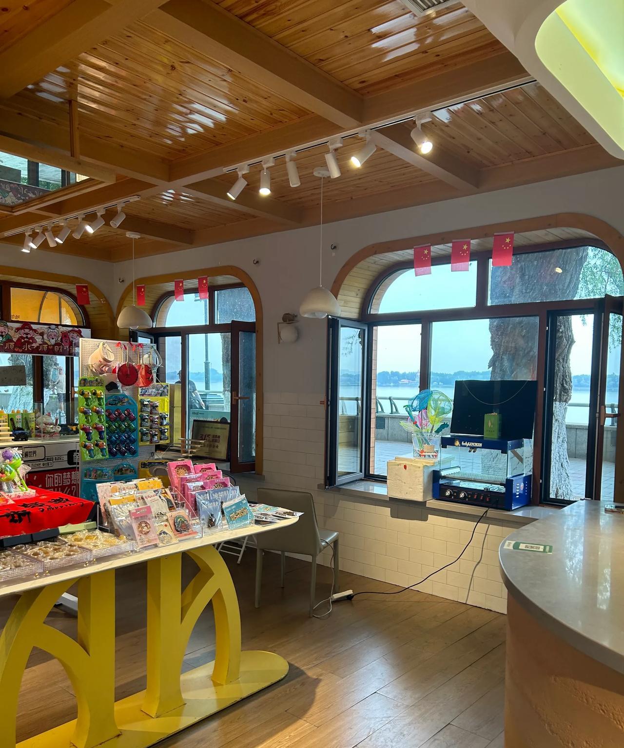 江边时间玩太长，有点渴了，来这个小店找点冷饮。
         小店儿挺别致的