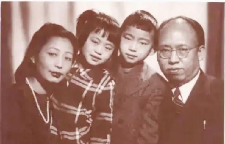 1947年，罗荣桓与夫人林月琴及子女罗玉英（女儿）、罗东进（儿子）在莫斯科的珍贵