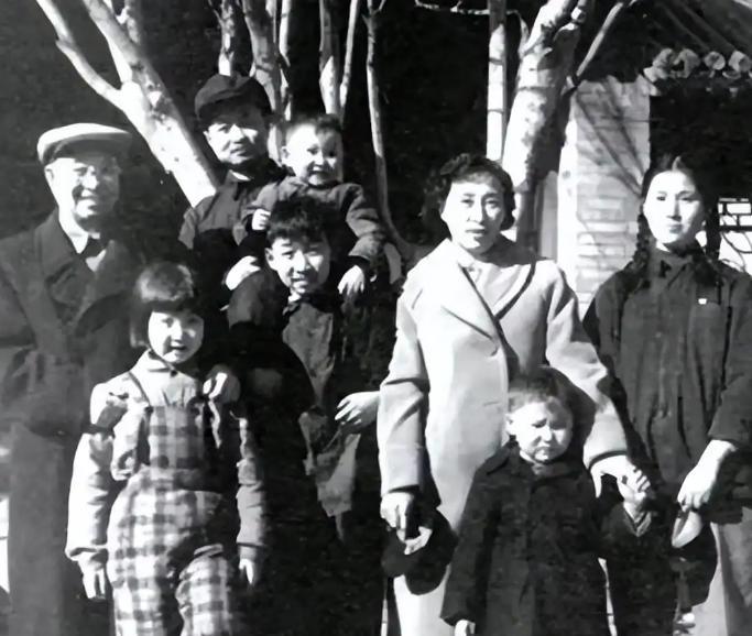 1958年，陈庚的儿媳妇钱如琴第一次来家后，看到开门的竟然是一名身穿便衣，头戴瓜