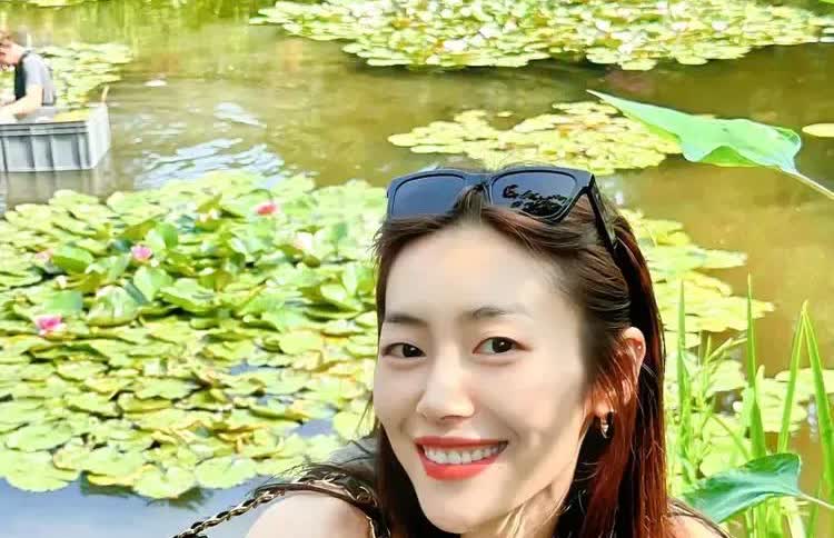 刘雯这次估计真栽了！
看来真是生理性喜欢。
直接给男方
一个“特别关注”，