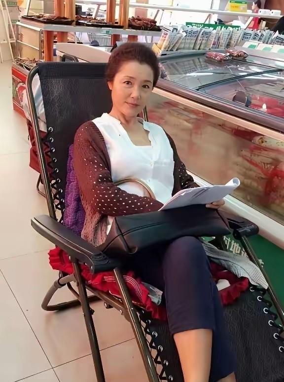 在上世纪八十年代众多的当红女星中，人到中老年，容貌还能如此秀丽（原生态），身材还
