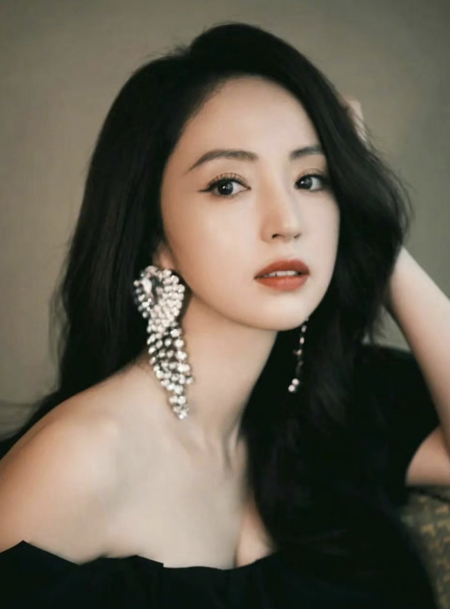 我猜到了董璇会再婚，  

也猜到了她会把新生活藏得严严实实，  

但万万没想