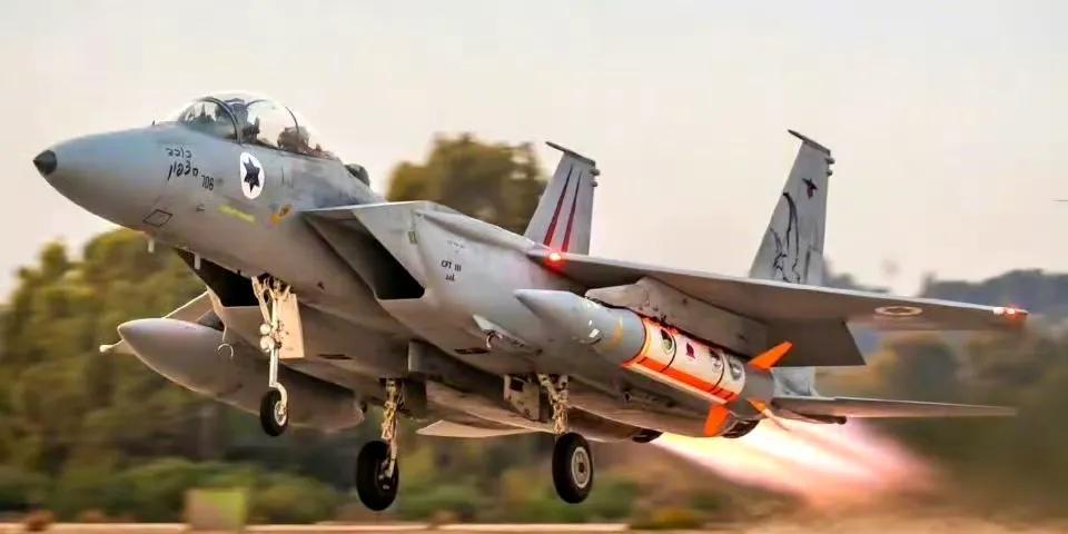 以色列空军出动了F-35隐身战机、F-15I多用途战斗机等百余架次，对伊朗境内2