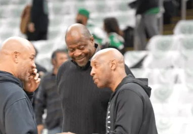 NBA常规赛，凯尔特人主场迎战尼克斯的比赛即将打响。
赛前，凯尔特人助理教练萨姆