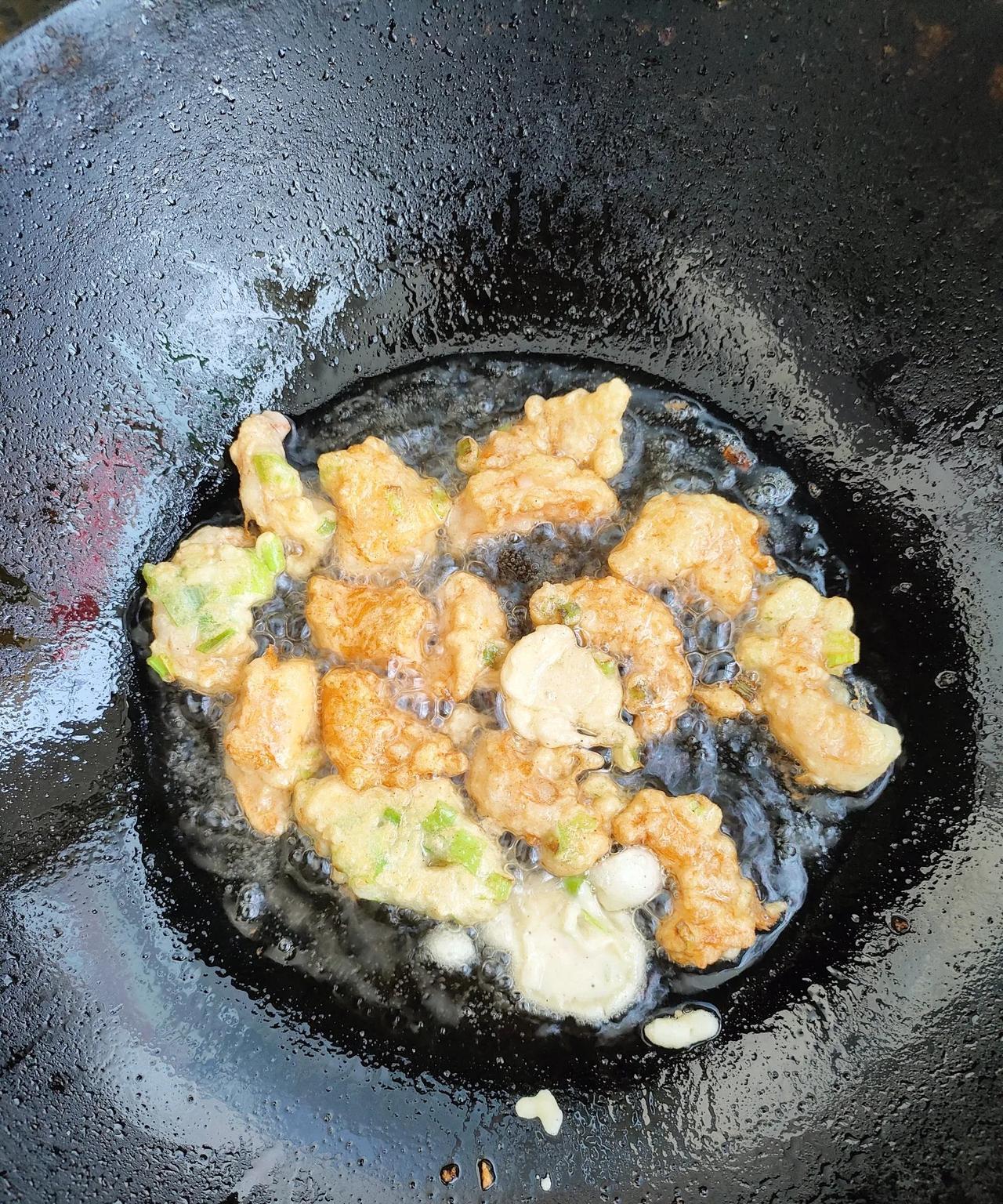 一个人吃饭，就一荤一素。一个炸虾球，一个烧茄子，一碗米饭。
我这个人喜欢做饭，每