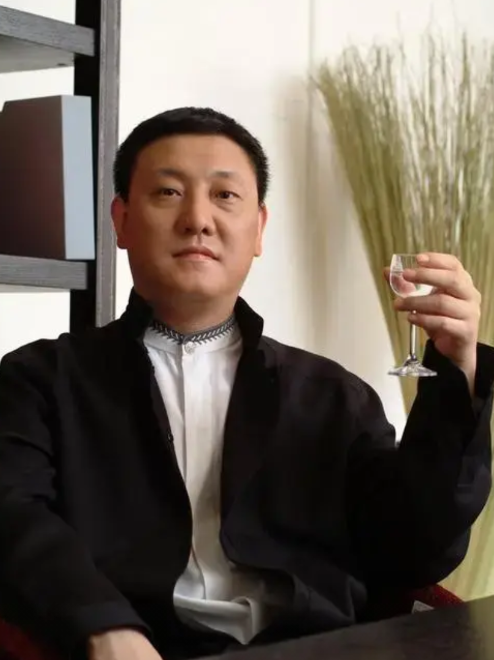 本季的歌手节目才结束不久，曾经的歌王韩磊却要身败名裂了，令人瞠目结舌。
据网上报