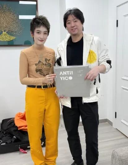 4月15日，著名音乐人高晓松在个人社交平台发文并晒出与曾经的快乐女声被称为“绵羊
