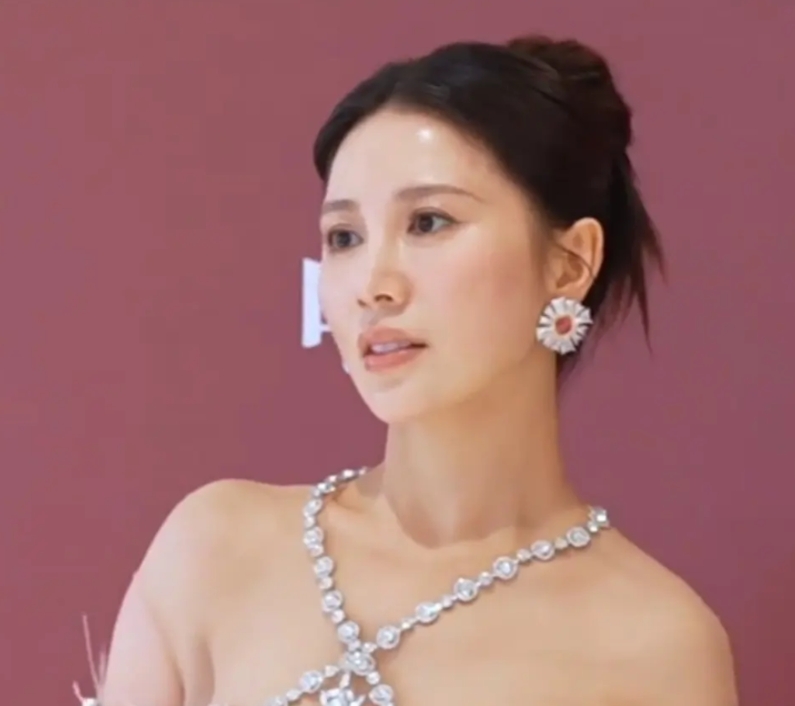 为什么大家对黄景瑜的前妻王雨馨反感？总结起来，就这三点原因：

首先，他们离婚已