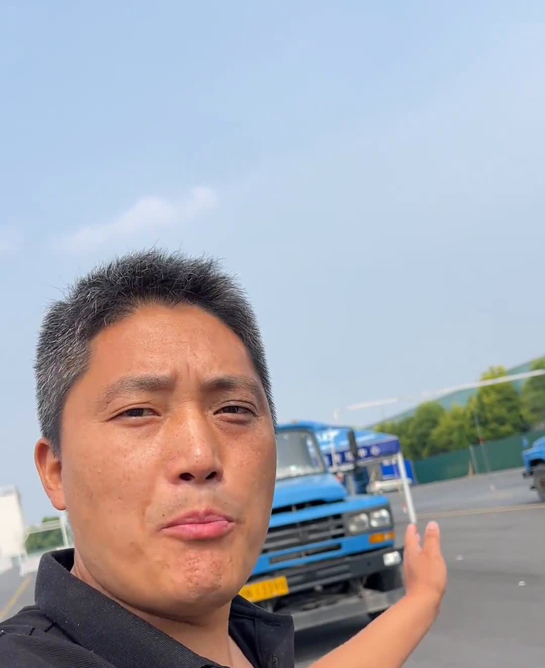 有人说我们驾校的车破，谁说的？给我站出来，让你们看看到底破不破。
悬挂式轮胎，