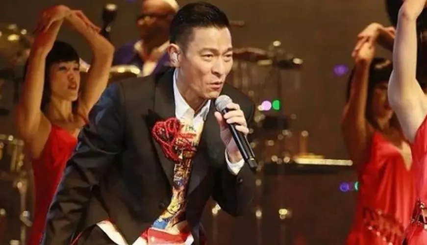 在1997年，刘德华唱《中国人》时，纷纷被媒体嘲笑:“太老土。”而他的一句解释后