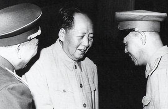 毛泽东在1936年末时在延安与美国记者见了面，他们讨论了很多事情。当说到关于革命