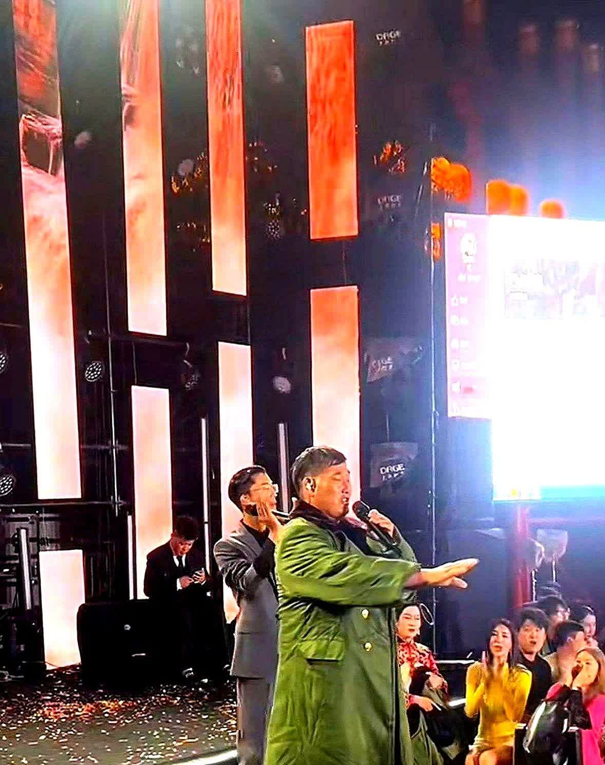 大衣哥昨晚在青州不夜城整了个狠活儿，直接把网友看懵了。

37度高温里，他愣