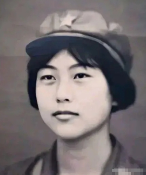 1982年女飞行员刘晓莲在驾驶飞机爬升至700米时，突然被一架歼击机撞击，伴随一