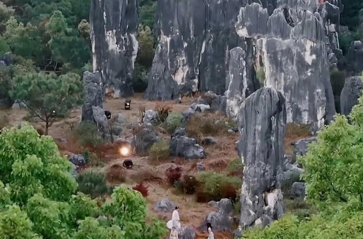 浪姐这户外场地，不知道的还以为是要翻拍西游记呢！
这也太接近大自然，怪石嶙峋，草