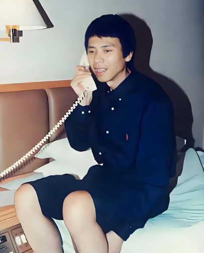 据说冯小刚的养女徐朵并非其亲生女儿，是徐帆领养的，但冯徐两人对其视如己出。冯小刚