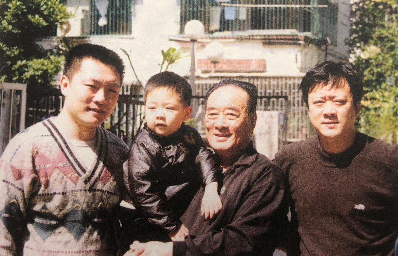 2002年2月13日庞家三代人在珠海，左起次子庞洋、庞洋的儿子、庞学勤和长子庞好